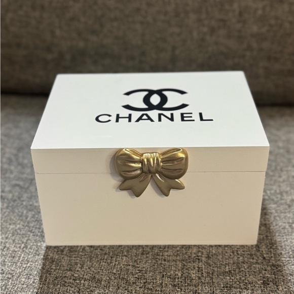 CHANEL White Box with Gold Bow Accent - Picture 3 of 6